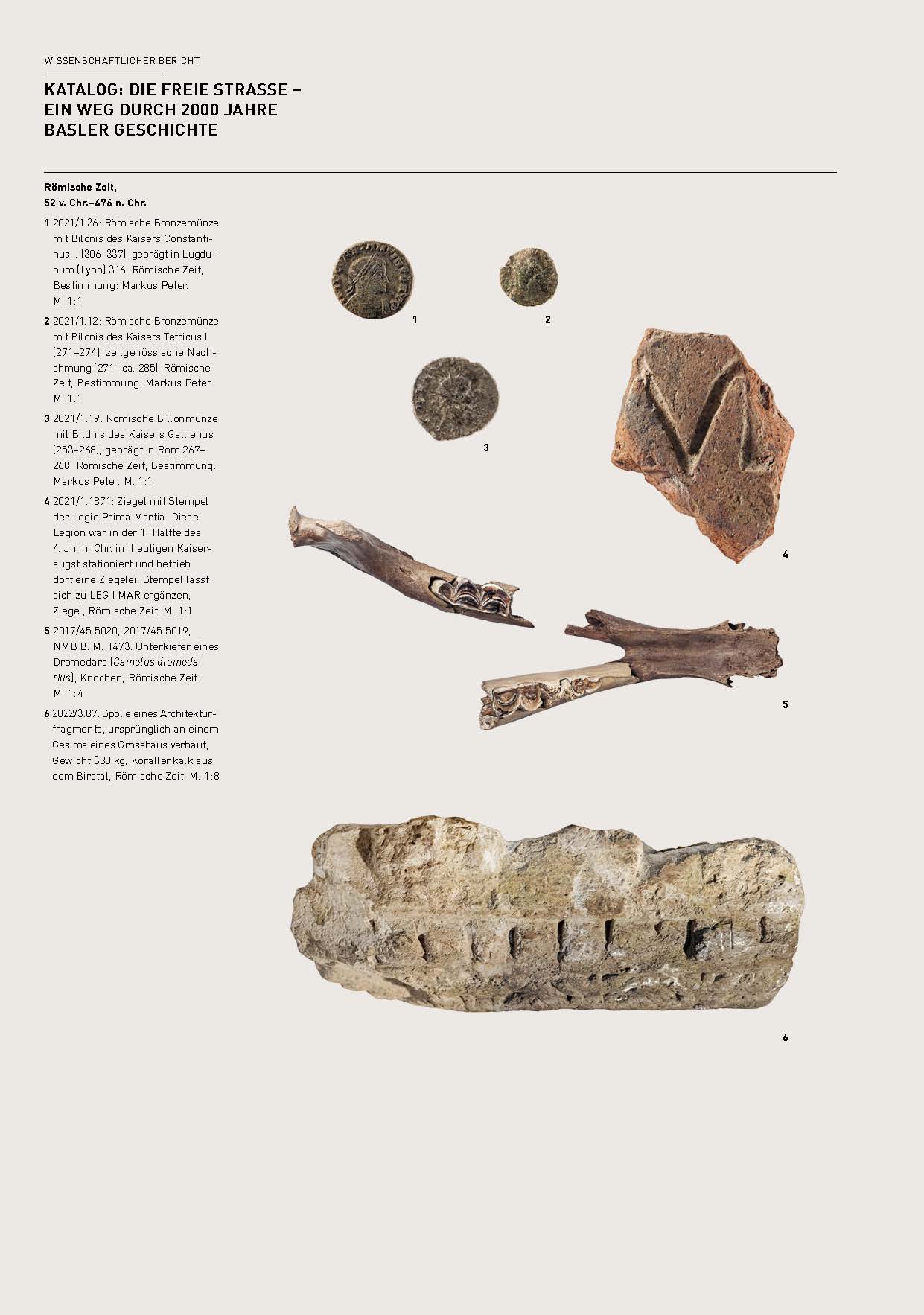 Römische Funde wie Münzen, Unterkiefer eines Dromedars, Ziegel mit Stempel der Legio Prima Martia und Architekturfragment werden auf der ersten Seite des Katalogs gezeigt.
