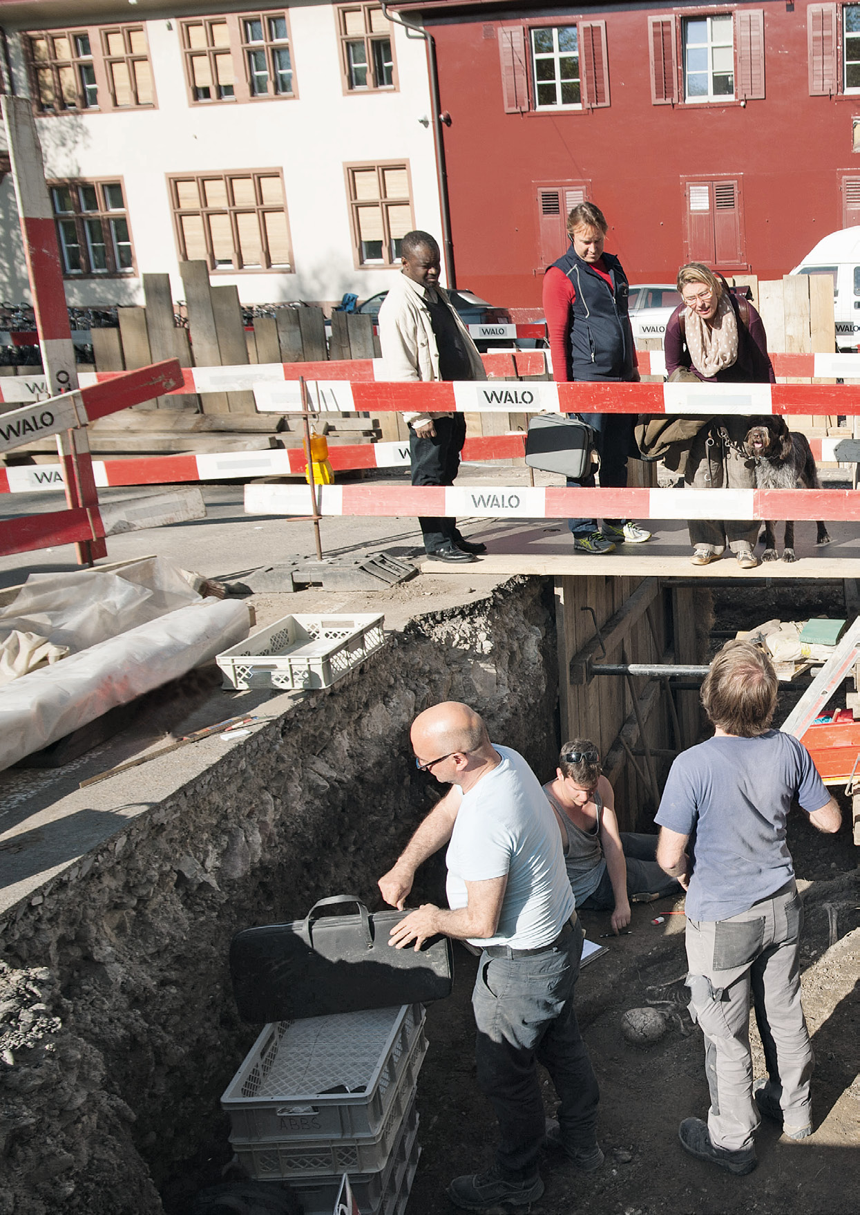 Unser Ausgrabungsteam informiert Passanten über die Ausgrabung im ehemaligen Quartierfriedhof St. Johann