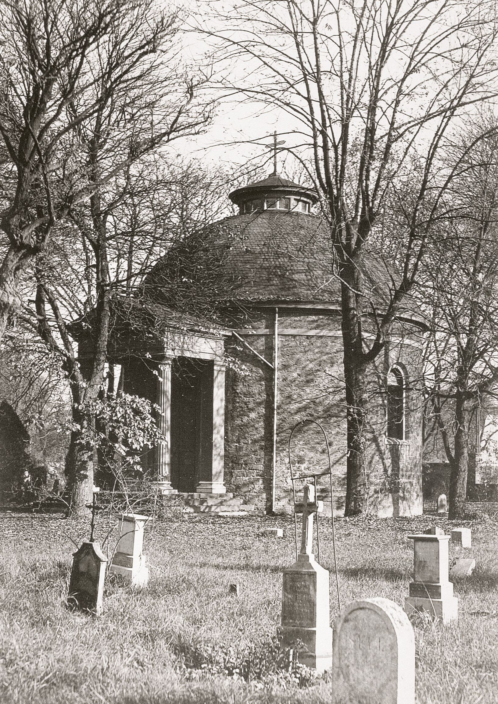 Historische Fotografie von der Abdankungskapelle des einstigen Friedhofs St. Theodor im Rosental