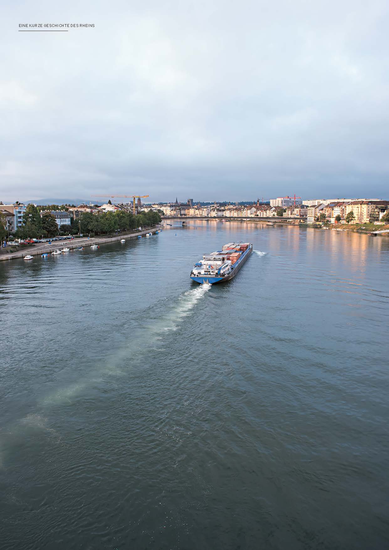 Ein Transportschiff fährt auf dem Rhein